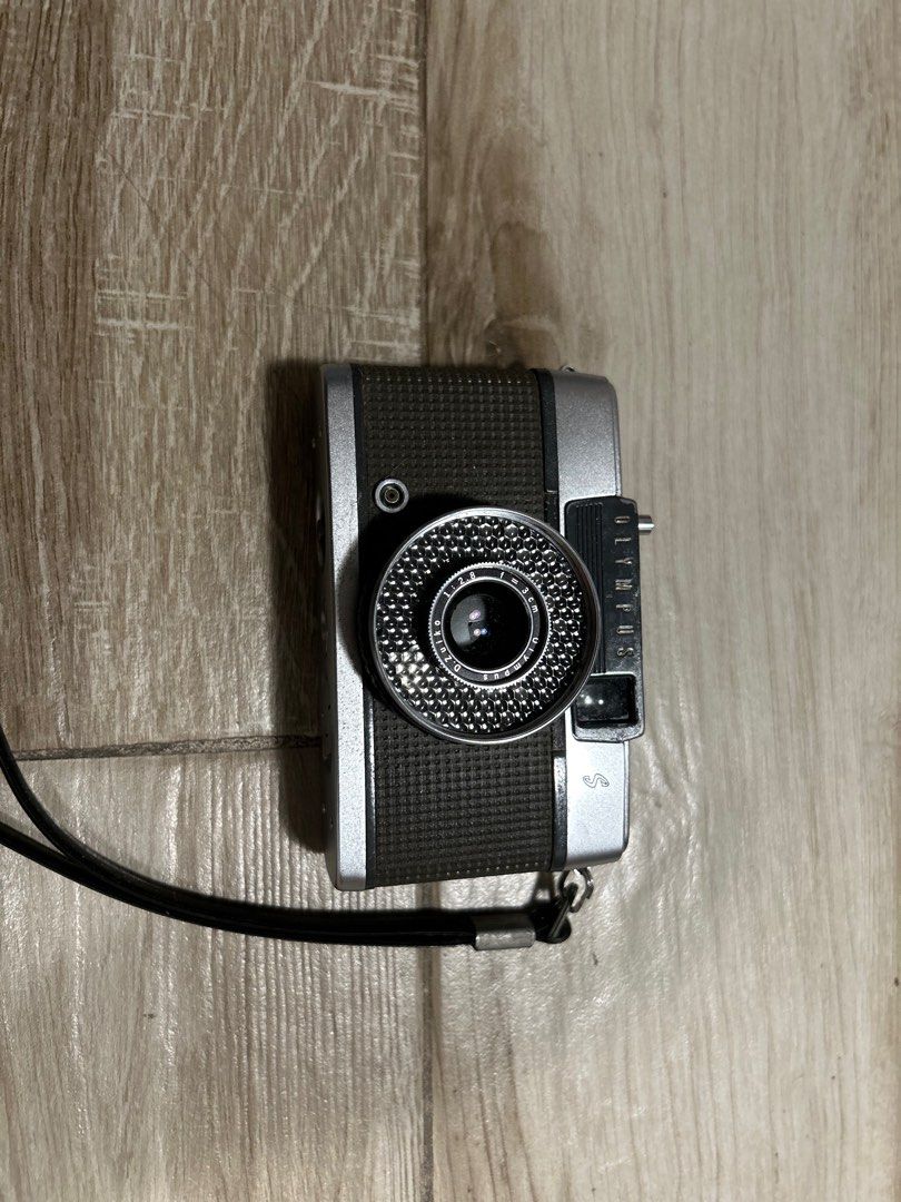 Olympus Pen-EE (Category: Cameras) located in Quezon City. Submitted by b.ianca (Listing ID 1320762938, Image 1). Description: Recently gifted from a film camera store but can’t find time to use it. Payment thru GCash or bank transfer Shipping shouldered by buyer.