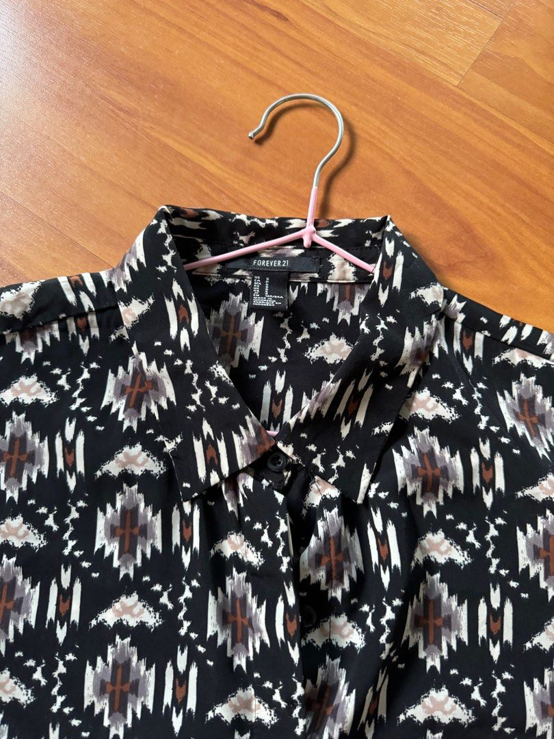 Patterned Top (Category: Blouses) located in Singapore. Submitted by nateol_ (Listing ID 1320683928, Image 2). Description: .