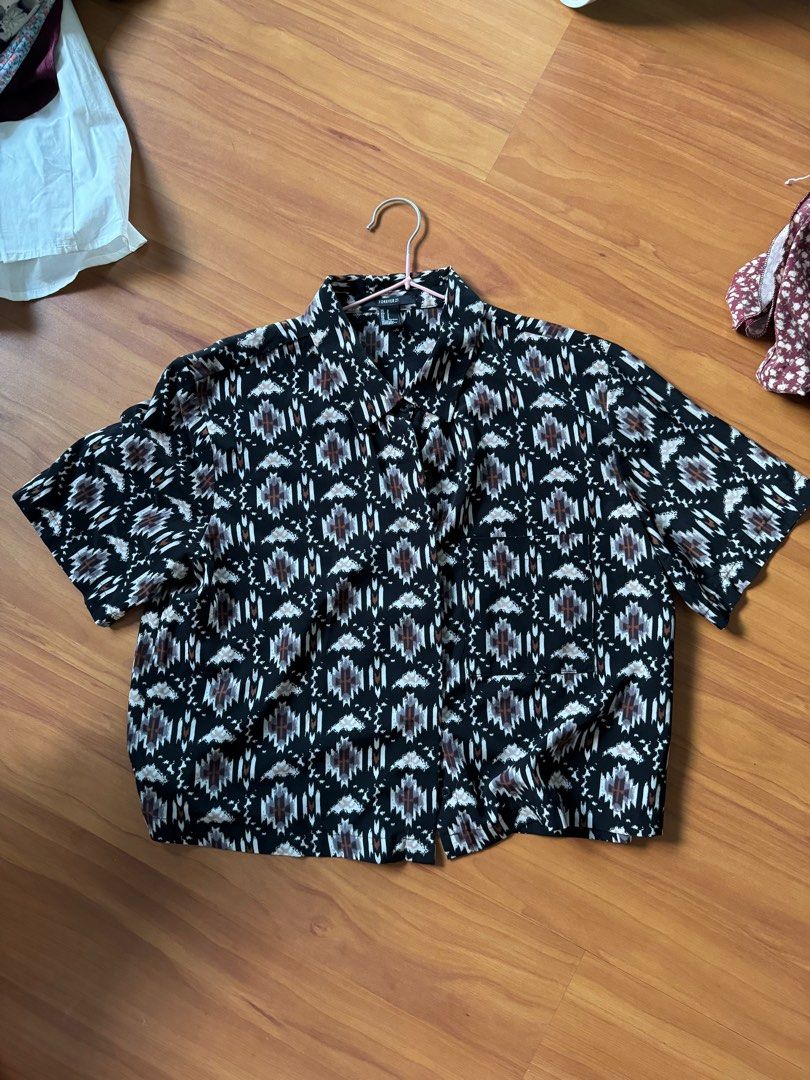Patterned Top (Category: Blouses) located in Singapore. Submitted by nateol_ (Listing ID 1320683928, Image 1). Description: .