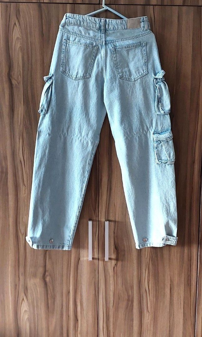 Pull & Bear Wide leg cargo jeans (Brand New) (Category: Jeans) located in Paranaque City. Submitted by ddddsy (Listing ID 1320598284, Image 2). Description: Pull & Bear Wide leg cargo jeans (Brand New) Size: EUR 36 (can fit EU 38) original price: P3k+ 100% Brand new! 100% Authentic!.