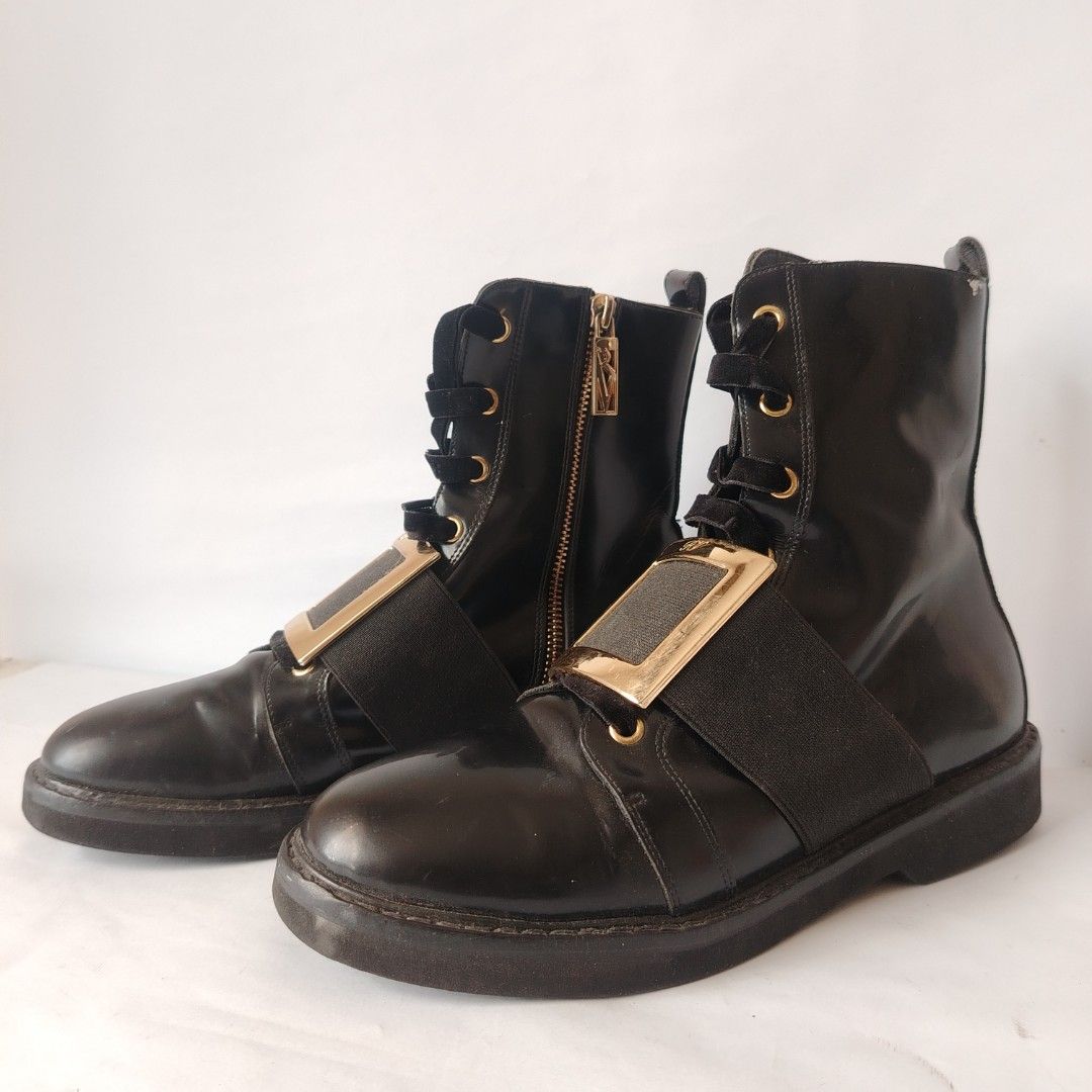 Roger vivier boots (Category: Sneakers & Footwear) located in San Carlos. Submitted by fashiondesancarlos05 (Listing ID 1320613373, Image 3). Description: with creases and minor cracked but not continues.