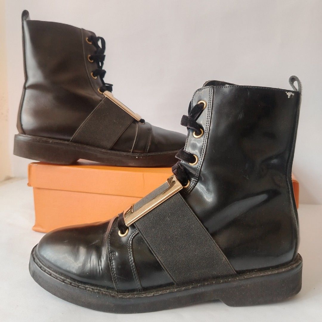Roger vivier boots (Category: Sneakers & Footwear) located in San Carlos. Submitted by fashiondesancarlos05 (Listing ID 1320613373, Image 1). Description: with creases and minor cracked but not continues.