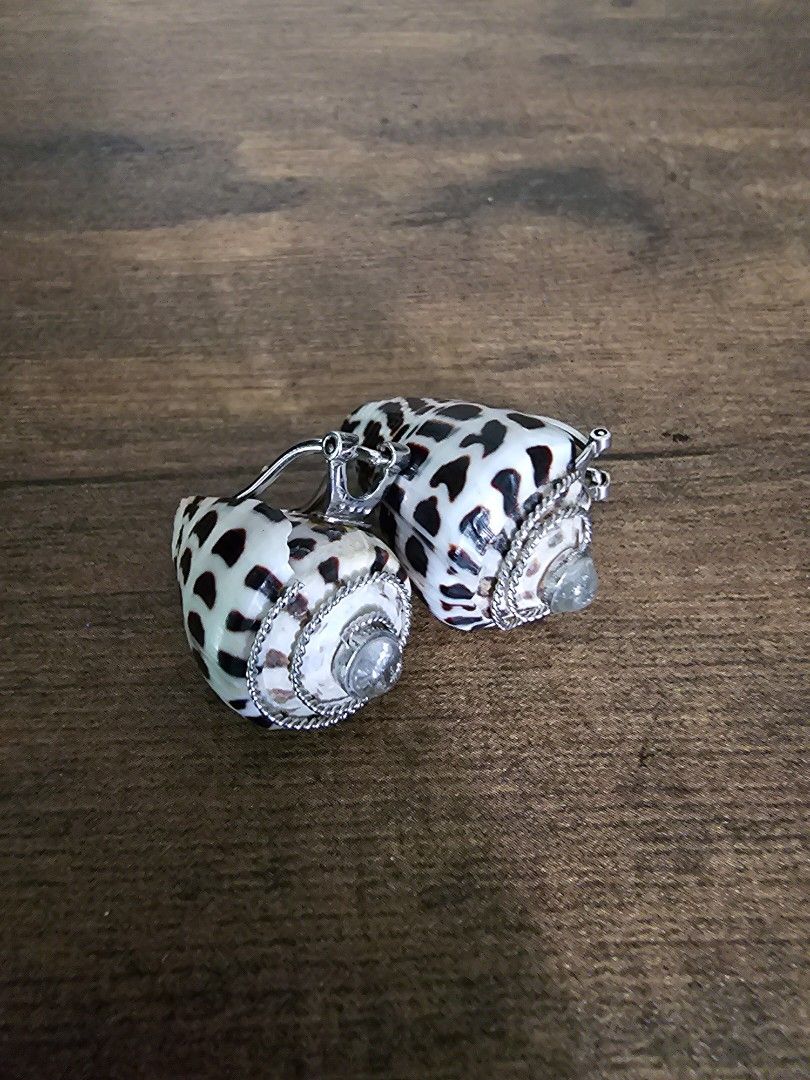 Shell Clip On Earrings (Category: Earrings) located in Las Pinas. Submitted by saudadesph (Listing ID 1320766623, Image 1). Description: Payment via BDO or GCASH 😊 Delivery via J&T EXPRESS or LALAMOVE 😊.
