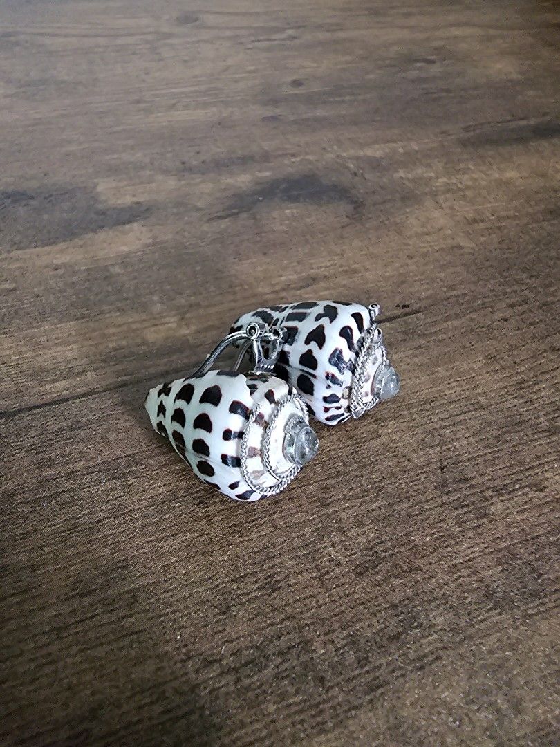 Shell Clip On Earrings (Category: Earrings) located in Las Pinas. Submitted by saudadesph (Listing ID 1320766623, Image 2). Description: Payment via BDO or GCASH 😊 Delivery via J&T EXPRESS or LALAMOVE 😊.