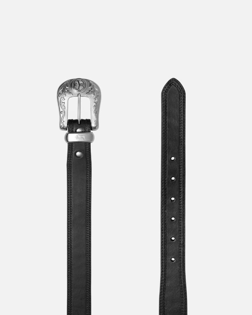 由 oldscool_ (刊登 ID 1320669742，圖片 2) 提交，位於 台北市 (Taipei) 的 STUSSY SS-LINK COWBOY BELT | 黑色S/M | Stüssy Fall ‘24 Collection | 美式復古、牛仔 | 皮帶、腰帶 | BEAMS (類別：皮帶、腰帶)，說明：美國官網購入，需等待大約2週，歡迎詢問 西部風格植鞣皮革皮帶。錶帶上飾有壓花細節，模壓拉絲鎳扣環和帶有 Stüssy 品牌的扣環。 - 扣環處有金屬 SS logo - 金屬扣帶壓紋 Stüssy logo - 針縫邊緣 - 寬度：3.2 cm - S/M 號長度：102cm - 主要材質：100% 皮革。