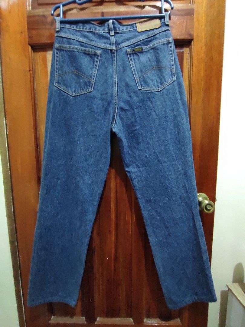 TEXWOOD Jeans 32x32 Straight Cut (Category: Jeans) located in Baguio. Submitted by kza-- (Listing ID 1320675424, Image 2). Description: Texwood Jeans - High Rise, Straight Cut, Regular fit - Measurements: 32x32 on tag; 31W x 41L tape measure Condition: Thrifted - Like New; 9++/10 Issue: Unnoticeable stain (front right leg) - Price: ₱600 only. Payment first basis. - Actual item on-hand picture is posted. What you see is what you get. Color may var