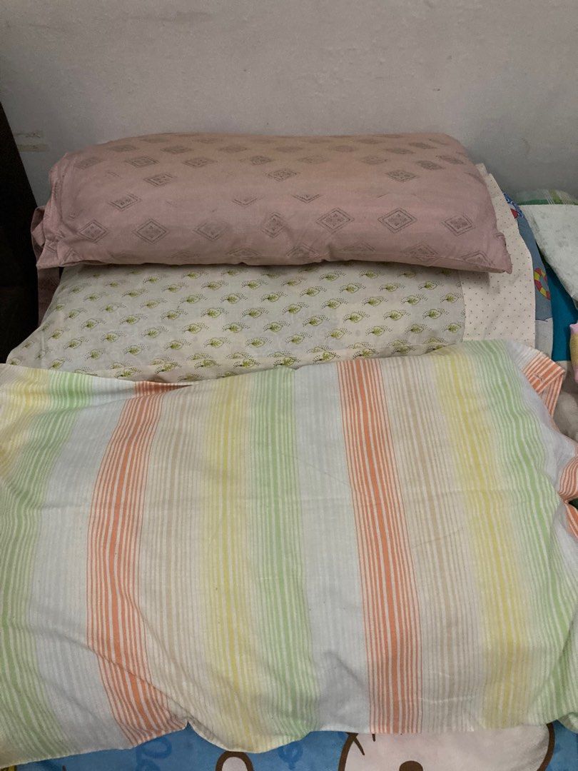 Used pillows, pillow cases, bed sheets (Category: Bed Frames & Mattresses) located in Cainta. Submitted by declutterdevil (Listing ID 1320631621, Image 1). Description: Decluttering pillows and bed sheets! For sale ₱250 for 8 pcs (3 pillows, 2 bolster pillows, 2 bedsheets, 1 extra bolster cover) as is where is Loc: Brookside Hills Cainta Rizal.