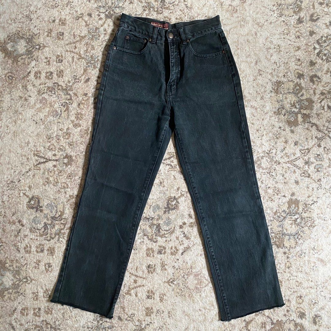 Vintage Marlboro Classics Jeans (Category: Jeans) located in Las Pinas. Submitted by lufstruck (Listing ID 1320609467, Image 1). Description: Mom jeans style 28 in waist.