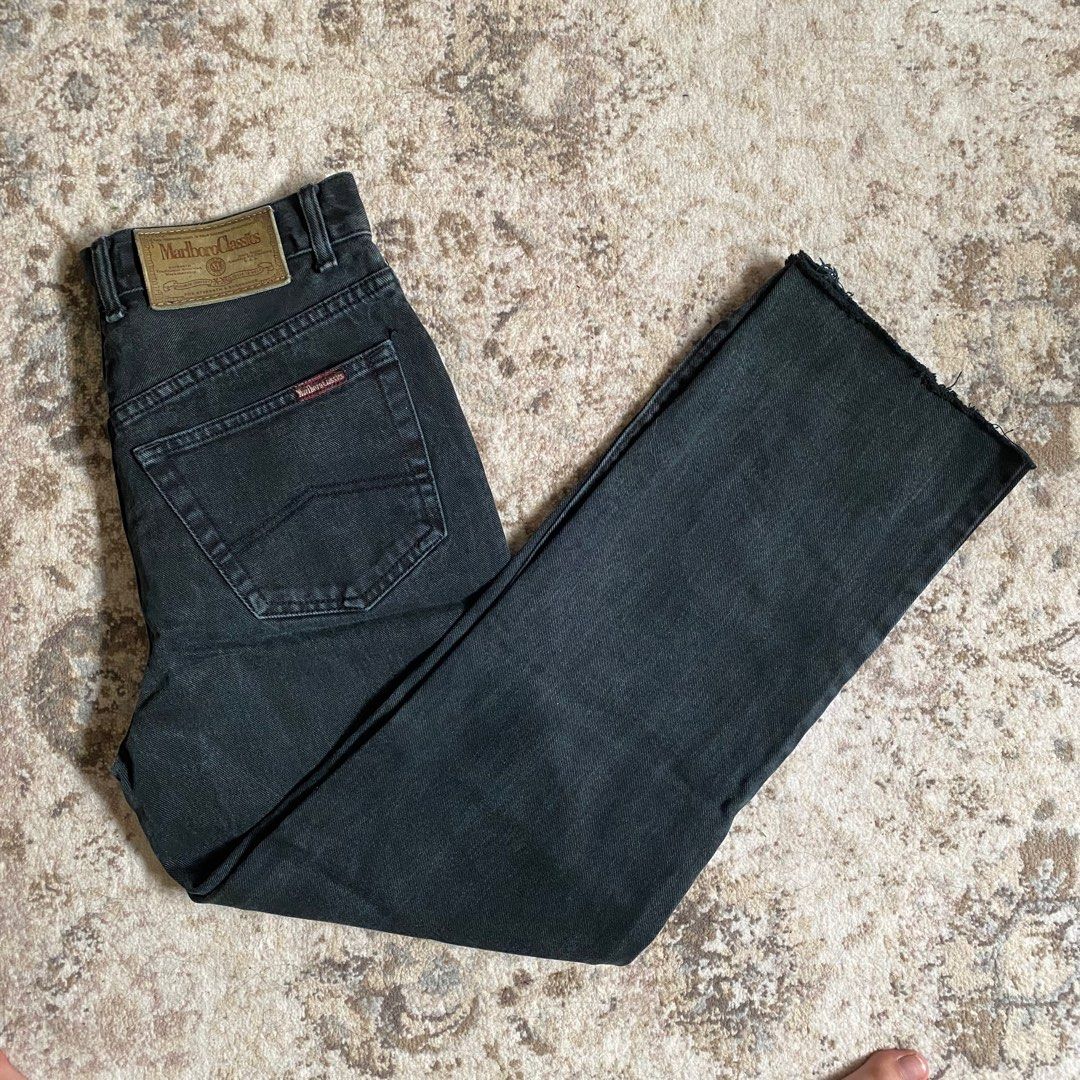 Vintage Marlboro Classics Jeans (Category: Jeans) located in Las Pinas. Submitted by lufstruck (Listing ID 1320609467, Image 3). Description: Mom jeans style 28 in waist.