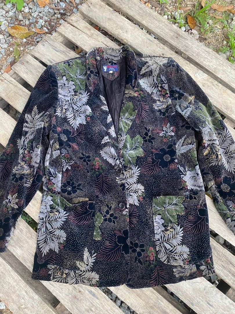 Blazer flora candle light dinner (Category: Coats, Jackets and Outerwear) located in Pasir Mas. Submitted by kain_buruk (Listing ID 1320875546, Image 2). Description: Candle light dinner suit blazer Size L tag Size manual m Pit 19 Labuh 27 Condition boleh buat dinner atau majlis formal .