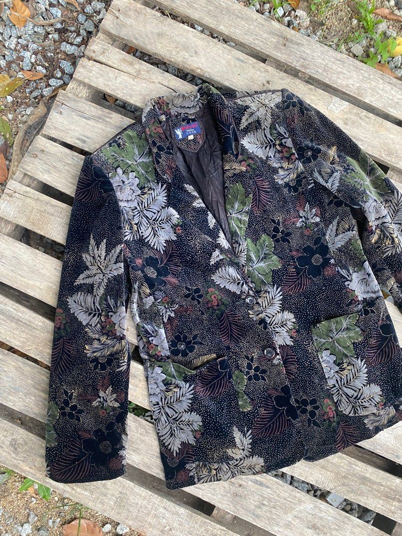 Blazer flora candle light dinner (Category: Coats, Jackets and Outerwear) located in Pasir Mas. Submitted by kain_buruk (Listing ID 1320875546, Image 3). Description: Candle light dinner suit blazer Size L tag Size manual m Pit 19 Labuh 27 Condition boleh buat dinner atau majlis formal .