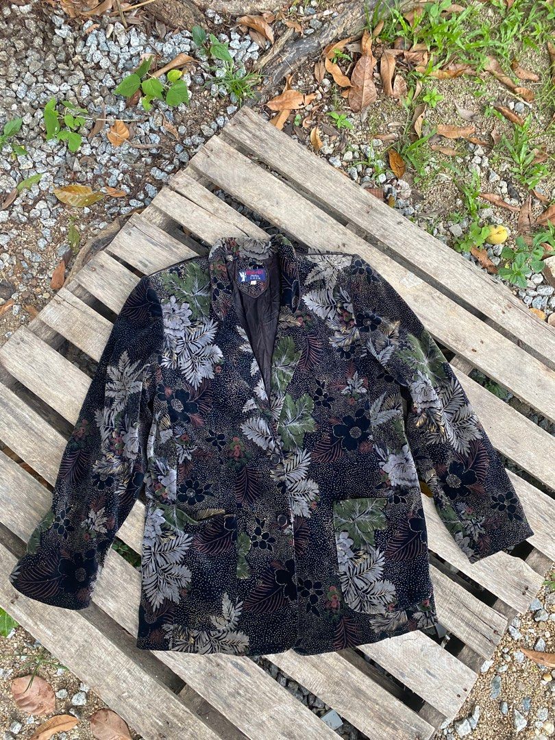 Blazer flora candle light dinner (Category: Coats, Jackets and Outerwear) located in Pasir Mas. Submitted by kain_buruk (Listing ID 1320875546, Image 1). Description: Candle light dinner suit blazer Size L tag Size manual m Pit 19 Labuh 27 Condition boleh buat dinner atau majlis formal .