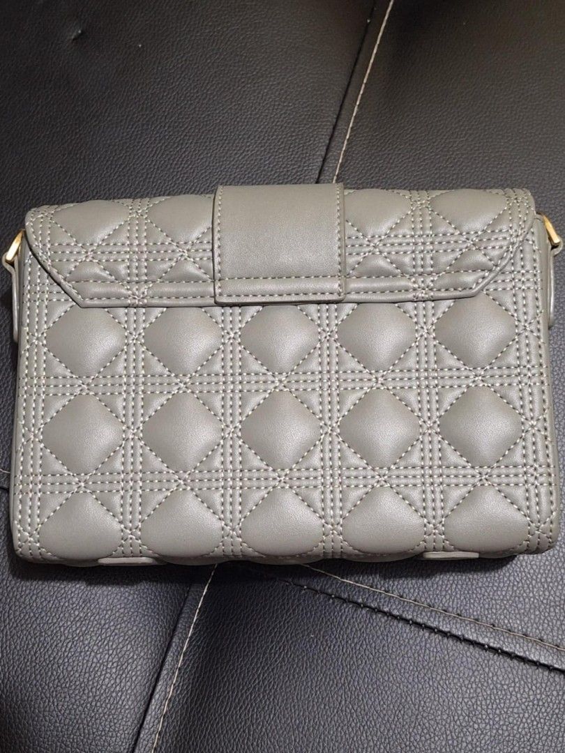 Carlyn Minute (Category: Cross-body Bags) located in Antipolo. Submitted by swiftphoenix_21 (Listing ID 1320797453, Image 2). Description: Preloved Bag Good Condition Includes 2 original sling strap Has minimal scratches on hardware as it's sign of usage.
