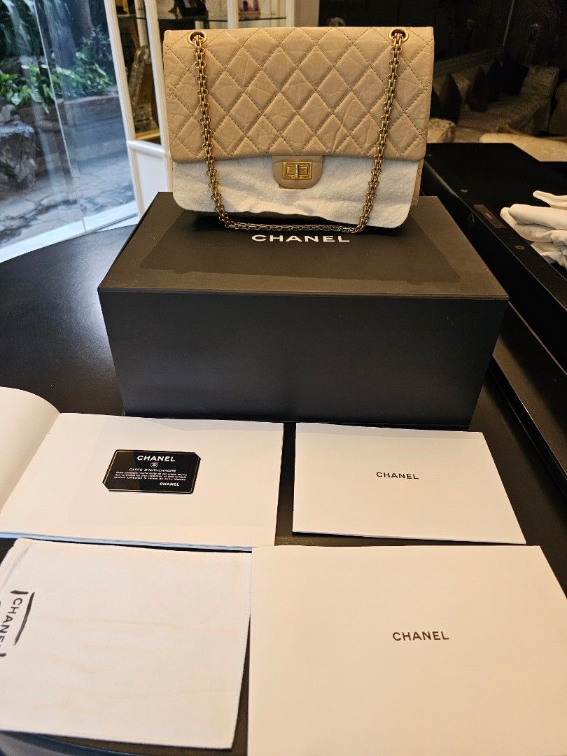 CHANEL Reissue 2.55 Beige flapbag (Category: Luxury Bags & Wallets) located in Pasig City. Submitted by lancereyes31 (Listing ID 1320837307, Image 2). Description: CHANEL Reissue 2.55 Double Flap bag Medium Gold Hardware Beige Hard to find Super complete Box Papers Dust bag Receipt from Chanel rush.