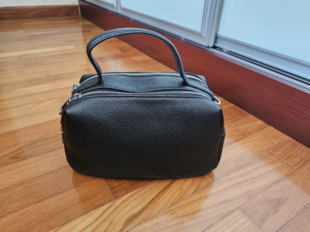 BUYERS PROTECTION Use 2x Sooo New Jon Louis Black Sling Bag
