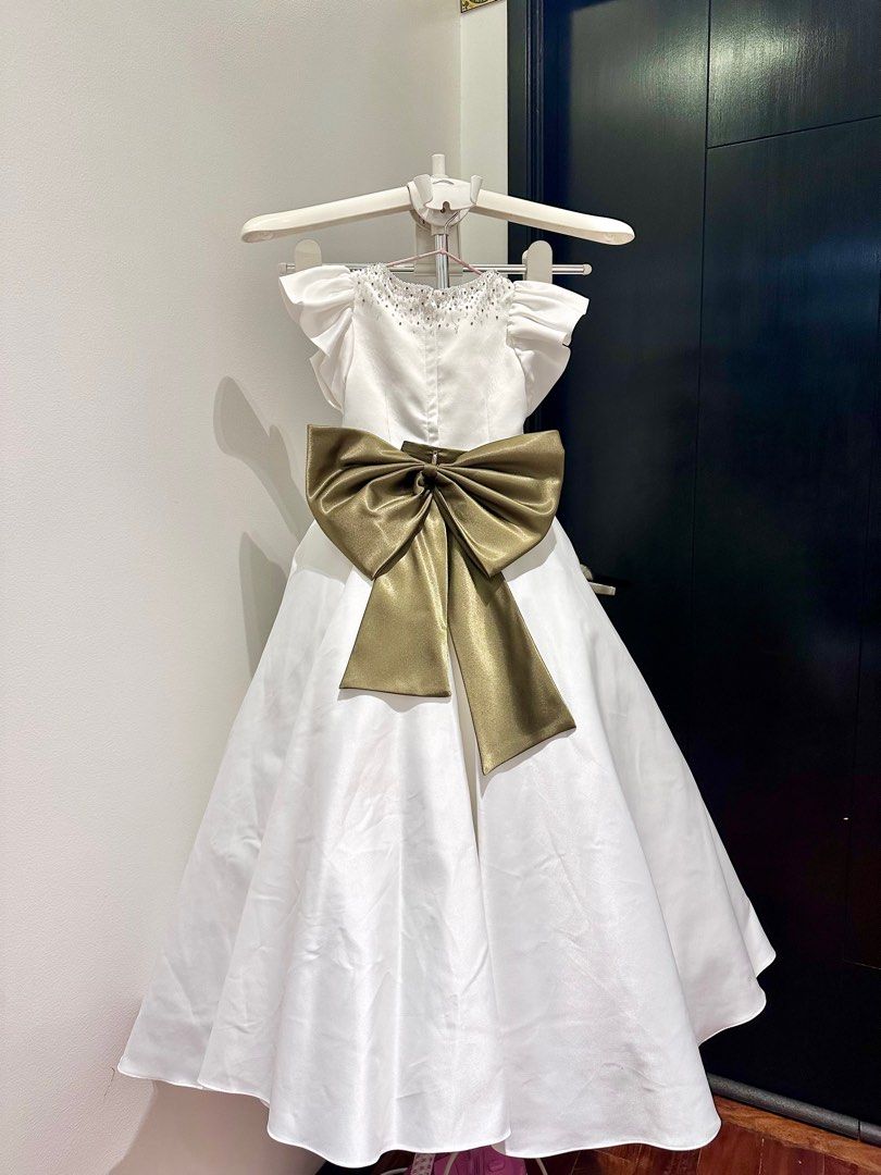 Edward Teng white gown (Category: Babies & Kids Fashion) located in Makati City. Submitted by corplady (Listing ID 1320876533, Image 2). Description: Waist: 22” Bust: 22.5” Shoulder to waist: 10” Dress length: 36” I’m not certain about the fabric, but it looks like crepe-backed satin with a stiff net petticoat. The gown comes with a detachable belt. Used once for about an hour. You can do a fitting first before making the payment. Meeting place: 
