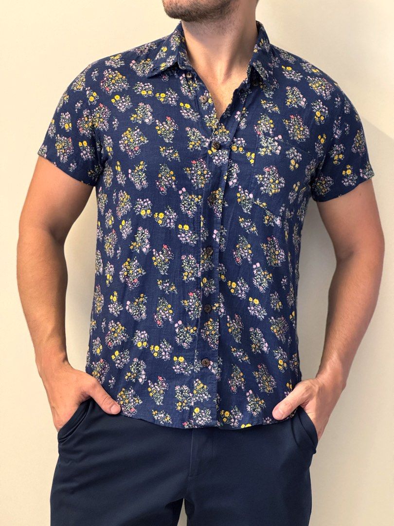 Floral casual shirt (Category: Tshirts & Polo Shirts ) located in Makati City. Submitted by archibaldo (Listing ID 1320796858, Image 2). Description: Floral print, short sleeve shirt Great condition, soft cotton fabric Size M/Slim fit Shoulder width 17” Front length 26” Back length 29”.