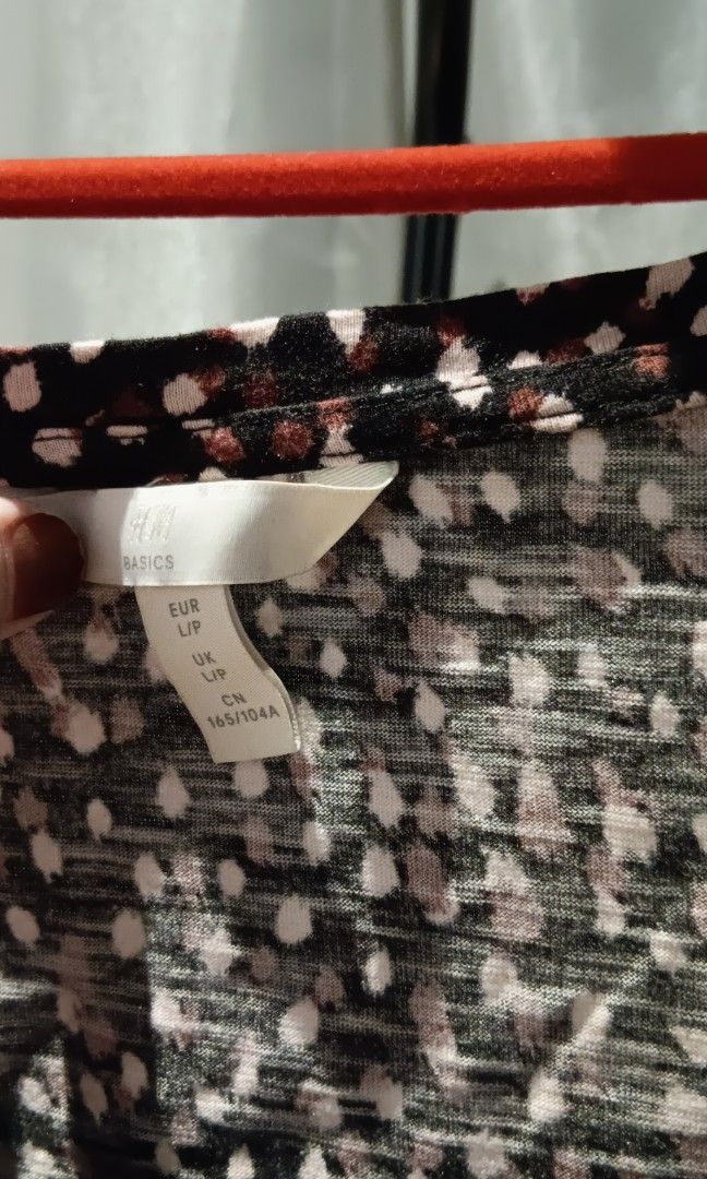 H&M basic top (Category: Shirts) located in Nilai. Submitted by norul_queen (Listing ID 1320855979, Image 2). Description: .