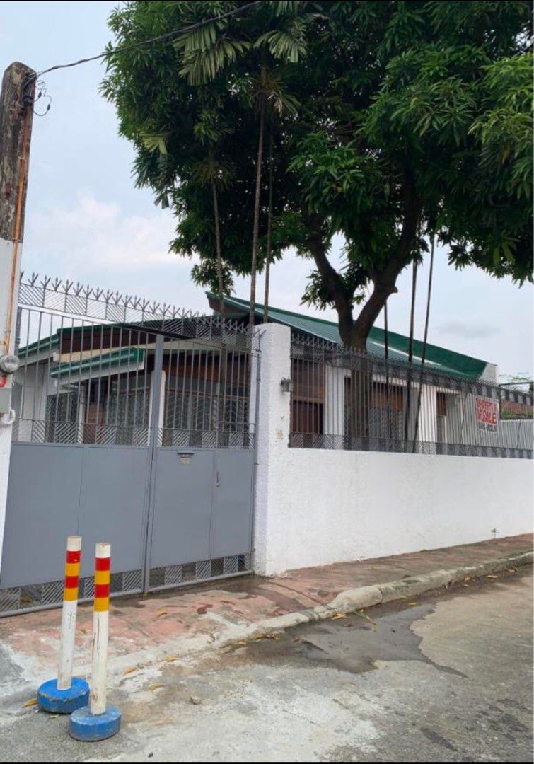 House & Lot for Sale (Category: House & Lot) located in Quezon City. Submitted by DiTrendz (Listing ID 1320820047, Image 1). Description: Location: Provident Village Marikina LA: 416sqm. FA: approximately 180sqm. Late 80’s Bungalow 3-BR (Master’s BR with T&B) 1 common T&B 1 T&B at the back of the house Inside Parking : will fit 3cars Outside Parking: allowed along the street With vacant lot at the back (approx.200sqm.) suitable for gardening or b