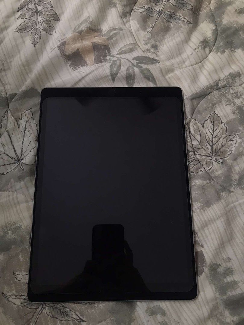 IPAD PRO 1ST GEN (Category: iPad) located in Manila. Submitted by littlemsdecluts (Listing ID 1320884626, Image 2). Description: rfs: UPGRADING no box and charger GOOD AS NEW 32 GB DM ME FOR MEET UP.