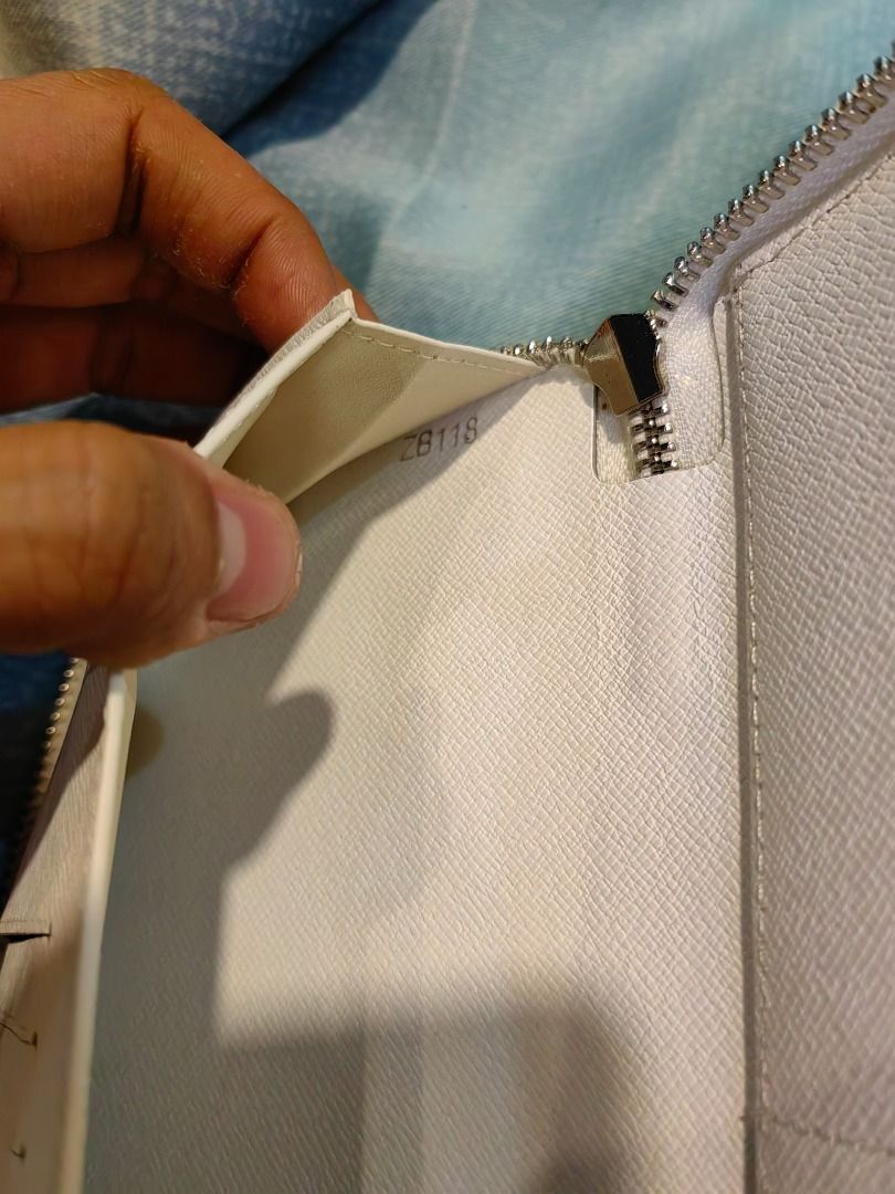 Japan Source LV wallet (Category: Luxury Bags & Wallets) located in Cebu City. Submitted by erlacoleccion (Listing ID 1320771073, Image 3). Description: Japan Surplus wallet Coded Real GENUINE LEATHER Flaw posted . minimal crack due to over stretched Outer skin lang ng folded portion ang may issue Kasya big phones.