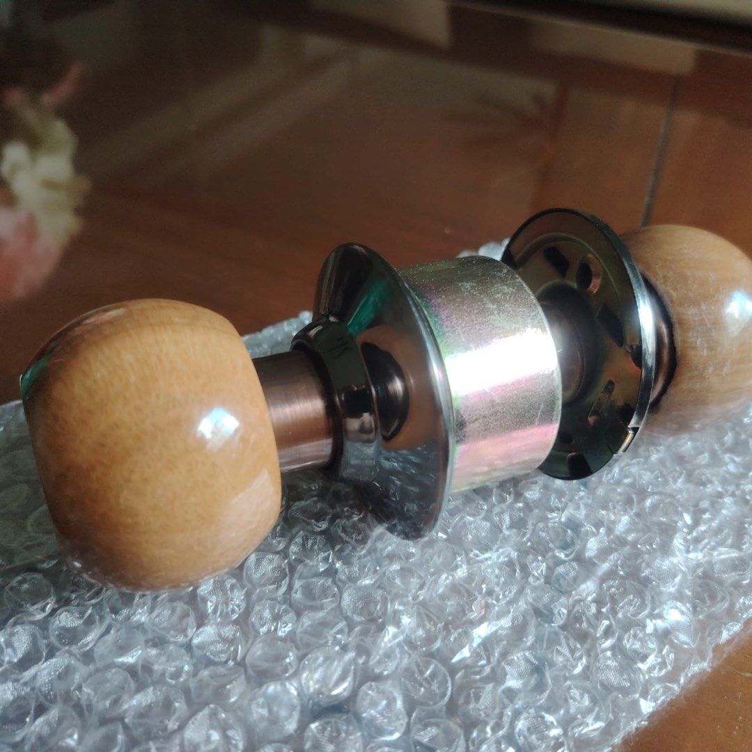 Stone Door Knobs (Category: Locks, Doors & Gates) located in Singapore. Submitted by reydoh (Listing ID 1320462954, Image 1). Description: Brand new door knob sets with lock & 3 keys each. Various designs available Good quality Suitable for most wooden doors Negotiable but no low balling.