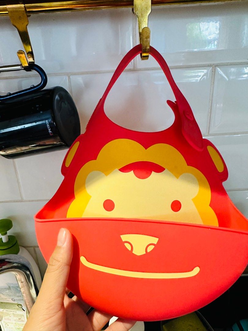Marcus & Marcus Bib (Category: Weaning & Toddler Feeding) located in Cavite. Submitted by Ersdecluts (Listing ID 1320907691, Image 2). Description: Marcus & Marcus Bib, bought for P650. Very seldom used then stored..