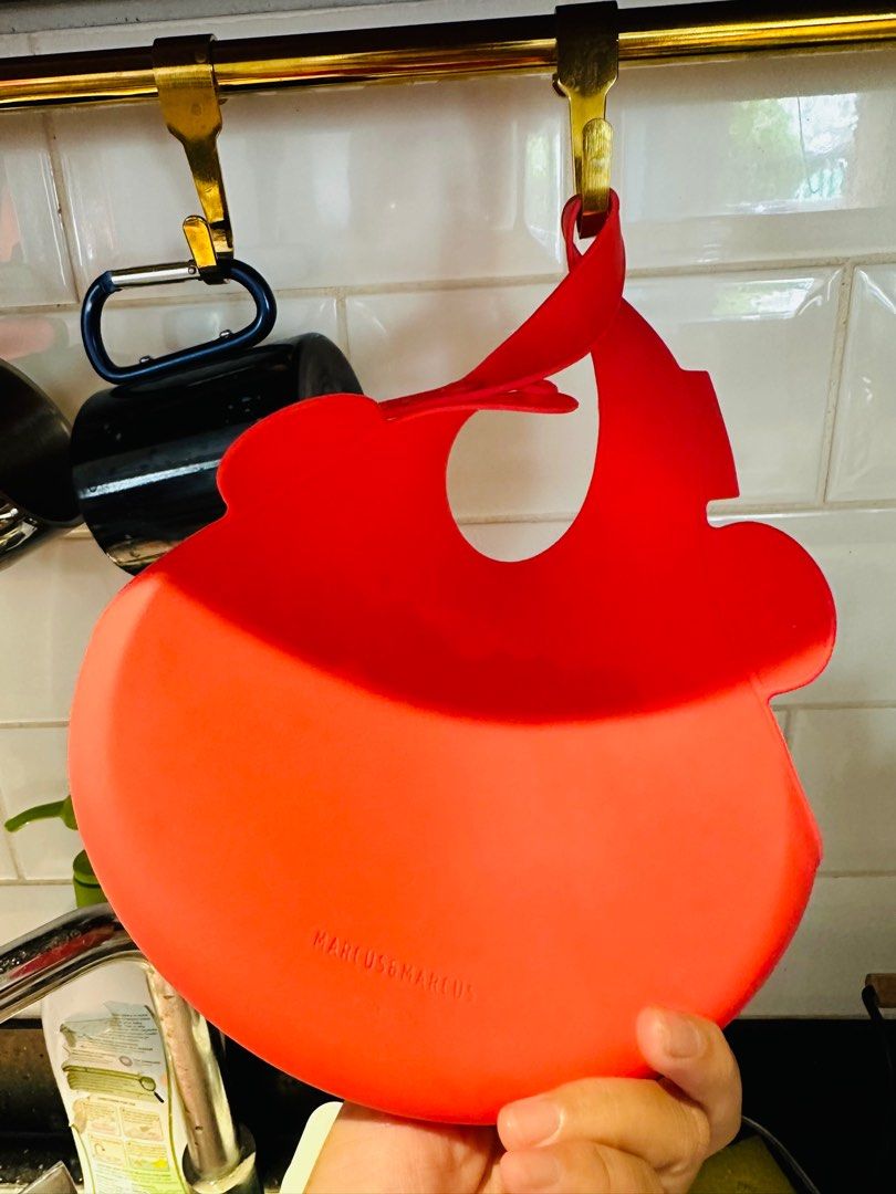 Marcus & Marcus Bib (Category: Weaning & Toddler Feeding) located in Cavite. Submitted by Ersdecluts (Listing ID 1320907691, Image 3). Description: Marcus & Marcus Bib, bought for P650. Very seldom used then stored..