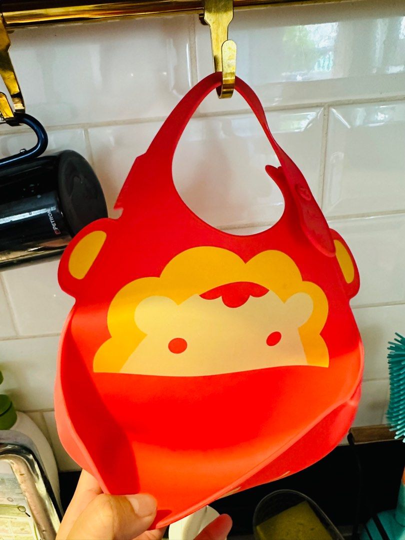 Marcus & Marcus Bib (Category: Weaning & Toddler Feeding) located in Cavite. Submitted by Ersdecluts (Listing ID 1320907691, Image 1). Description: Marcus & Marcus Bib, bought for P650. Very seldom used then stored..