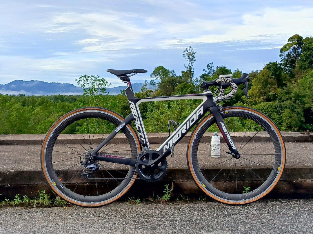 Merida Reacto 4000 (Category: Bicycles) located in Kuching. Submitted by aannyerr (Listing ID 1320951117, Image 1). Description: full carbon frame size s 50cm full grpset 105 11speed rd changed to ultegra r8000 rim mavic cosmic.