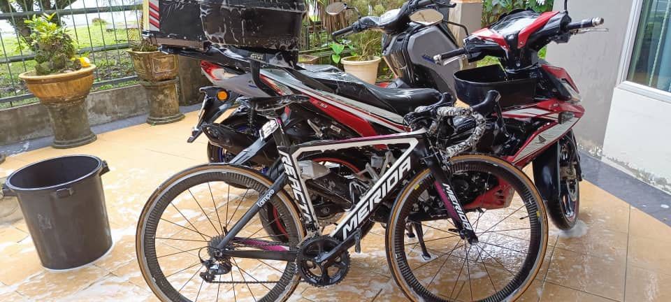 Merida Reacto 4000 (Category: Bicycles) located in Kuching. Submitted by aannyerr (Listing ID 1320951117, Image 2). Description: full carbon frame size s 50cm full grpset 105 11speed rd changed to ultegra r8000 rim mavic cosmic.