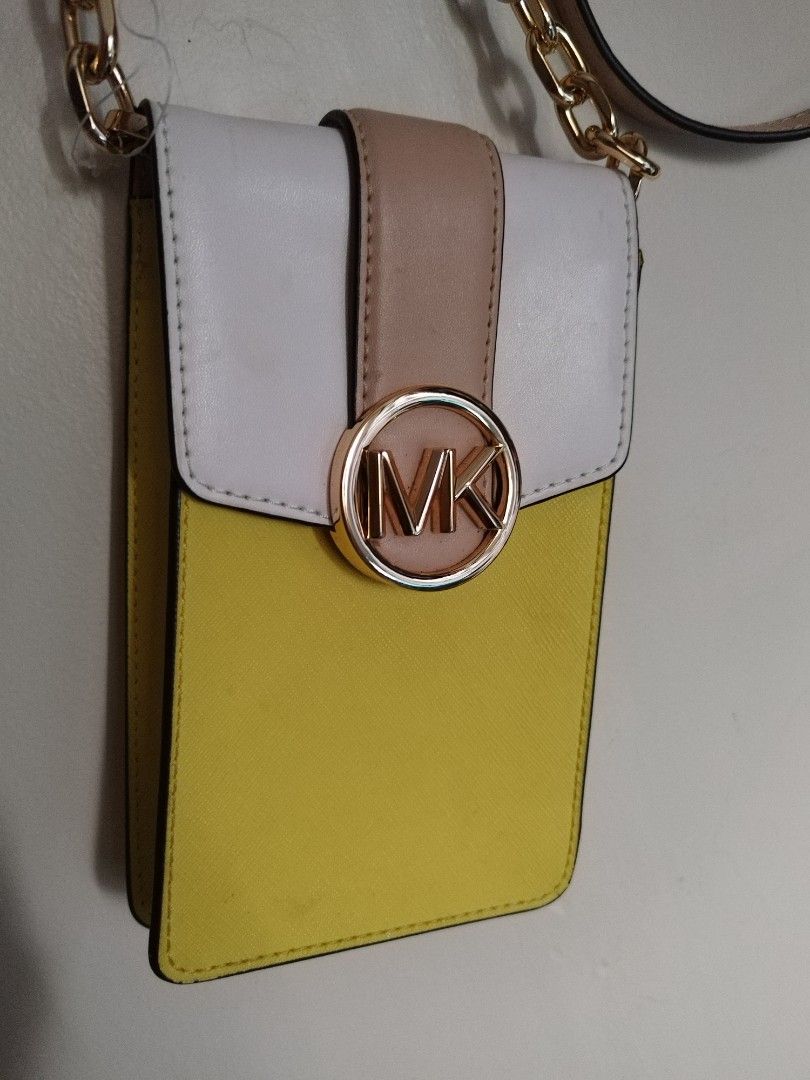Michael kors cellphone and wallet body con (Category: Luxury Bags & Wallets) located in Quezon City. Submitted by prettypetite01 (Listing ID 1320819465, Image 2). Description: 2 in 1 may card holder said loob medyo may signs ng usage money back pag napatunayan na peke.