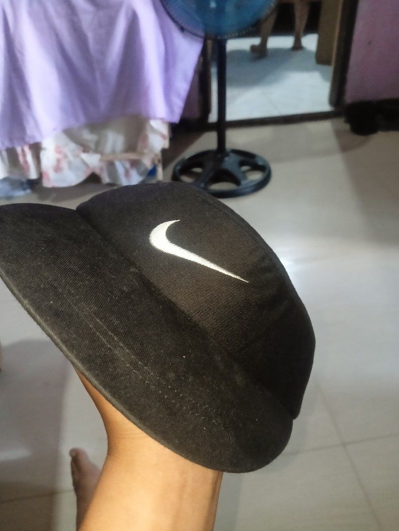Nike men's visor 90's vintage (Category: Caps & Hats) located in Caloocan City. Submitted by camposingko (Listing ID 1320771591, Image 3). Description: OSFA EXCELLENT CONDITION 9.9/10 COLOR RATE 380+SF NALANG MGA BOSSING.