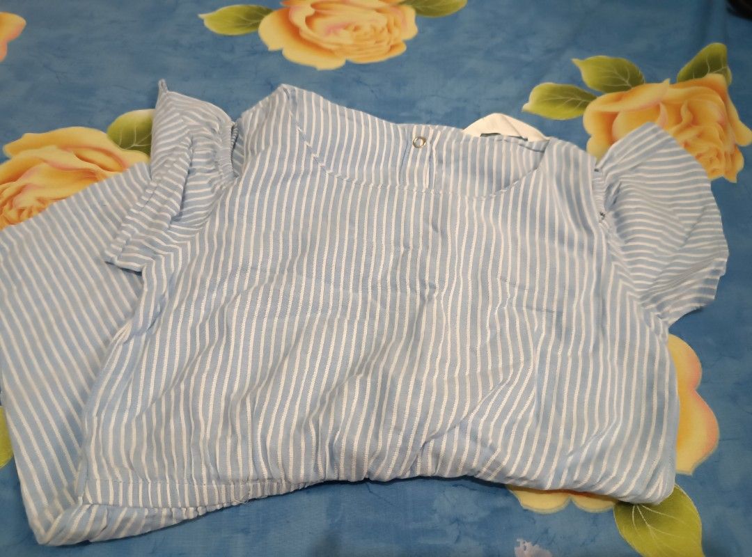 Romper (Category: Babies & Kids Fashion) located in Manila. Submitted by cathsam (Listing ID 1320809118, Image 3). Description: preloved romper h&m brand 5-6 on tag best for 4 -5 my small stain sya pero like new conditon.