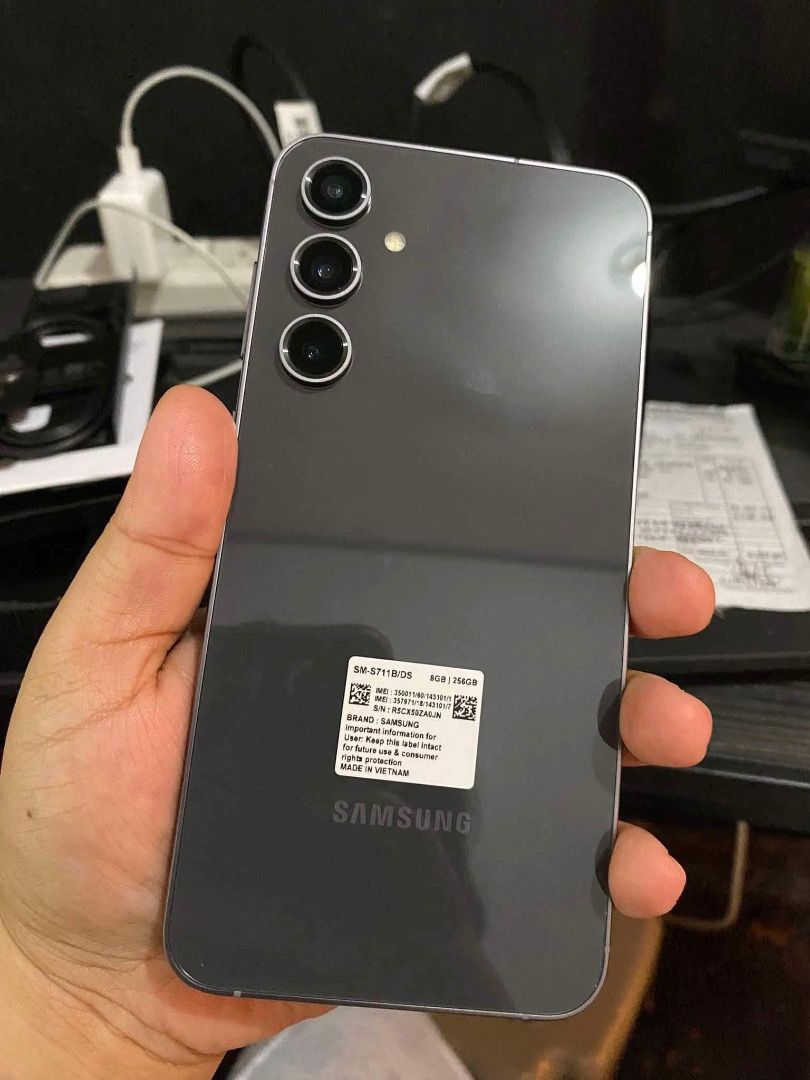 SAMSUNG S23 FE (Category: Samsung) located in Caloocan City. Submitted by katrinatum94541 (Listing ID 1320774033, Image 2). Description: BRAND NEW - COMPLETE GRAPHITE - 256G/8G RAM 6.4" FHD+ DYNAMIC AMOLED 2X DISPLAY 4,500 MAH BATTERY EXYNOS 2200 REAR: 50MP OIS MAIN, 12MP ULTRA WIDE, 8MP (3X, OPTICAL ZOOM) FRONT: 10MP.