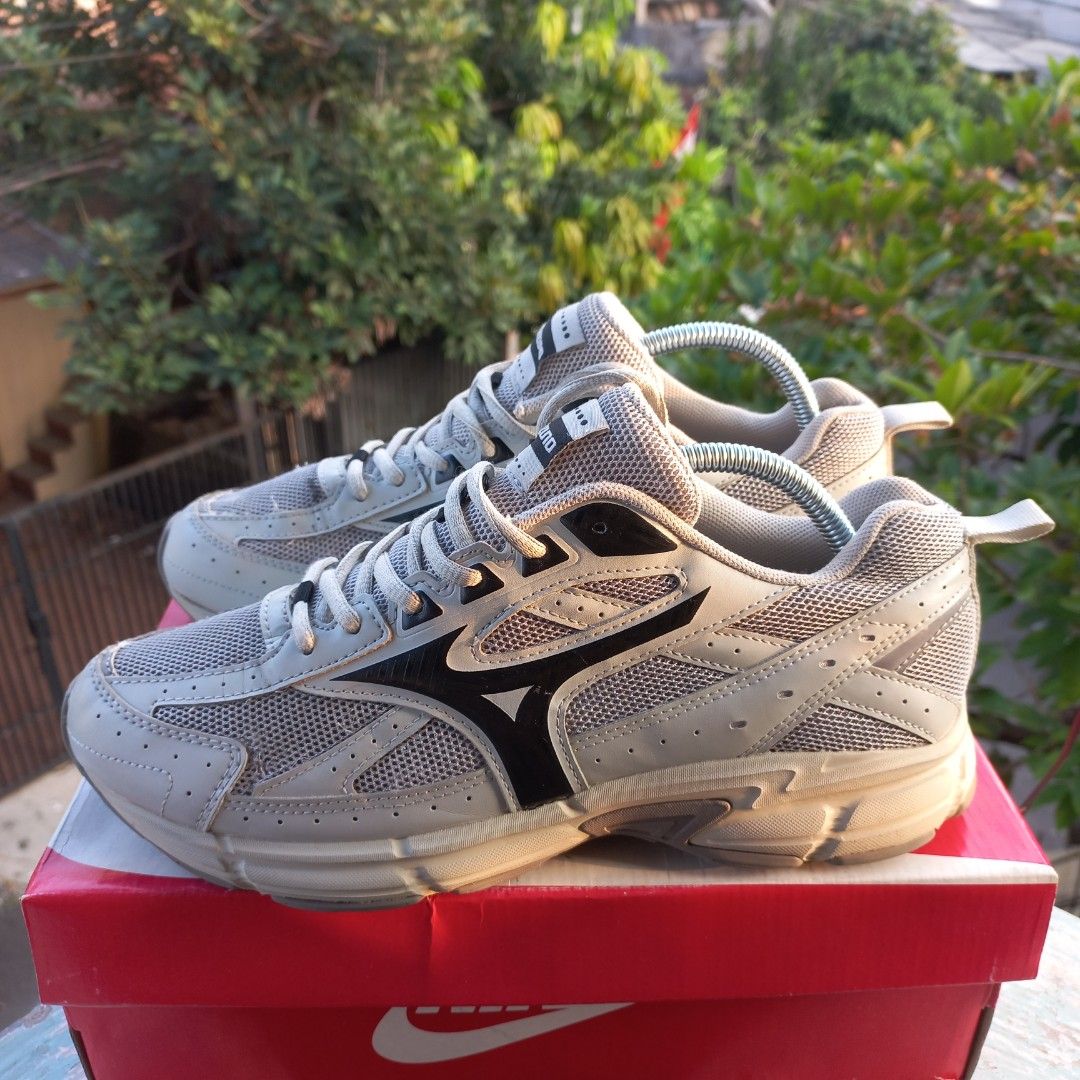 Foto sepatu mizuno best sale