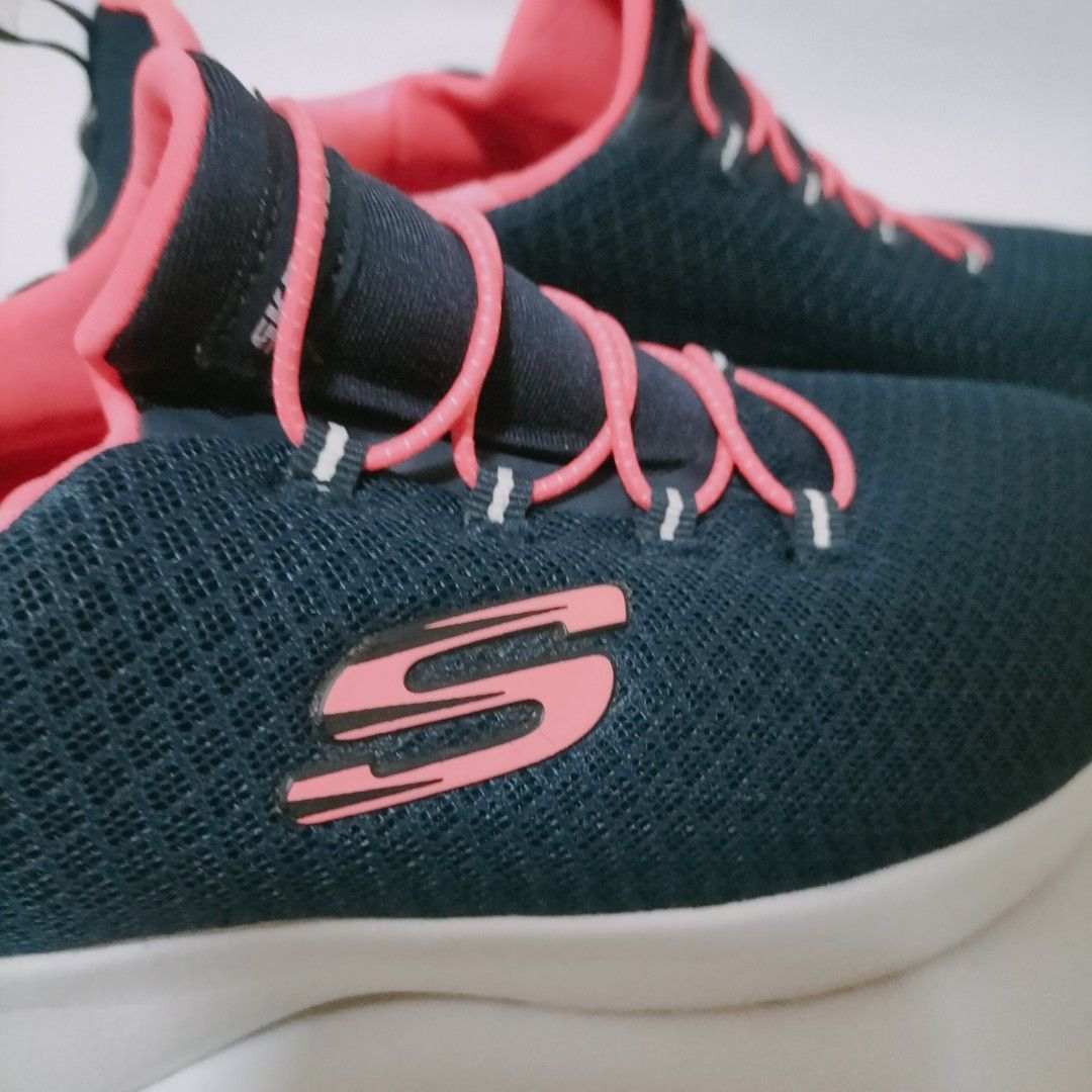 Skechers (Category: Sneakers) located in Baguio. Submitted by livewless (Listing ID 1320890610, Image 3). Description: decluttering. In very good condition, rarely worn..