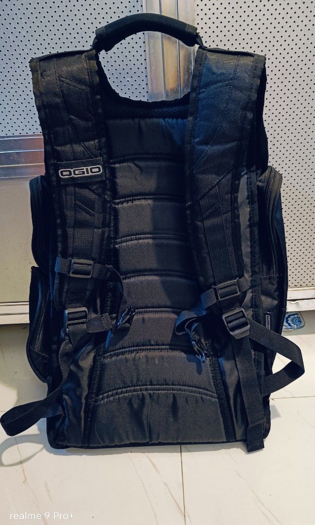 💯 OGIO Bounty Hunter backpack (Category: Backpacks) located in General Mariano Alvarez. Submitted by randzwurkz85264 (Listing ID 1317739542, Image 2). Description: Built to take on work or workouts with compartments for tunes, clothes and a laptop. 600D/420D dobby poly Two main compartments Fleece-lined top drop-in digital media/audio pocket with headphone exit port Dual-side zippered pockets Back panel laptop sleeve: 19"h x 2"d; fits most 17" l