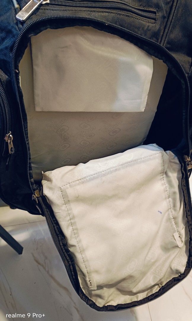 💯 OGIO Bounty Hunter backpack (Category: Backpacks) located in General Mariano Alvarez. Submitted by randzwurkz85264 (Listing ID 1317739542, Image 3). Description: Built to take on work or workouts with compartments for tunes, clothes and a laptop. 600D/420D dobby poly Two main compartments Fleece-lined top drop-in digital media/audio pocket with headphone exit port Dual-side zippered pockets Back panel laptop sleeve: 19"h x 2"d; fits most 17" l