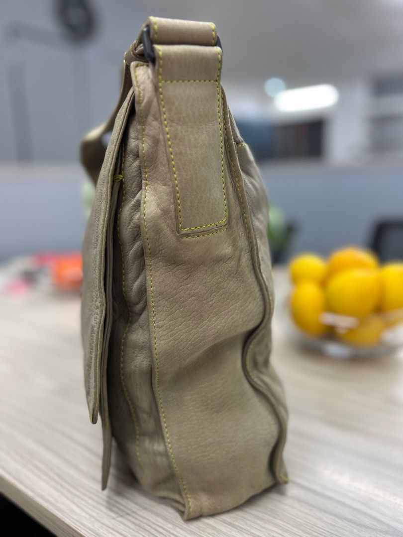 Authentic Bottega Veneta Messenger vintage Bag (Category: Luxury Bags & Wallets) located in Cagayan de Oro. Submitted by riggstuffs (Listing ID 1317843510, Image 3). Description: ➡️ Guaranteed Authentic Bottega Veneta Messenger Bag Made in italy With code Rare piece Exterior area has some signs of use, zipper pocket in the front area of the bag Interior area is clean and spacious Double zipper (riri brand) Sling is in good condition Flaws the sig