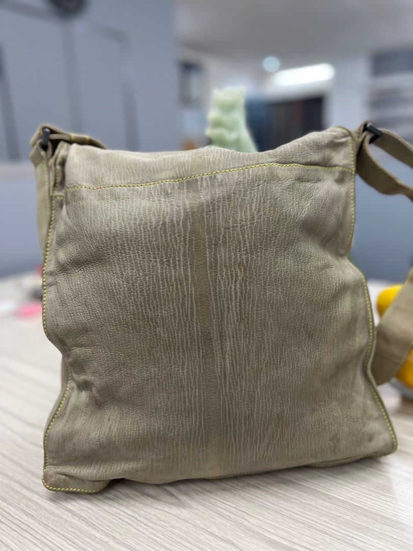 Authentic Bottega Veneta Messenger vintage Bag (Category: Luxury Bags & Wallets) located in Cagayan de Oro. Submitted by riggstuffs (Listing ID 1317843510, Image 2). Description: ➡️ Guaranteed Authentic Bottega Veneta Messenger Bag Made in italy With code Rare piece Exterior area has some signs of use, zipper pocket in the front area of the bag Interior area is clean and spacious Double zipper (riri brand) Sling is in good condition Flaws the sig