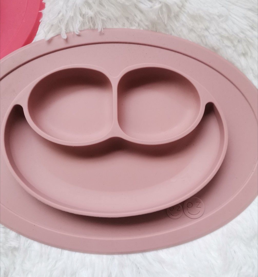 Ez pz Rubberized baby plate (Category: Weaning & Toddler Feeding) located in Manila. Submitted by elsapimcab06 (Listing ID 1317843569, Image 2). Description: Preloved Brand: ez pz Rubberized Suction plate Divider plate Available color Red Green Old rose Gray - ₱250 each.