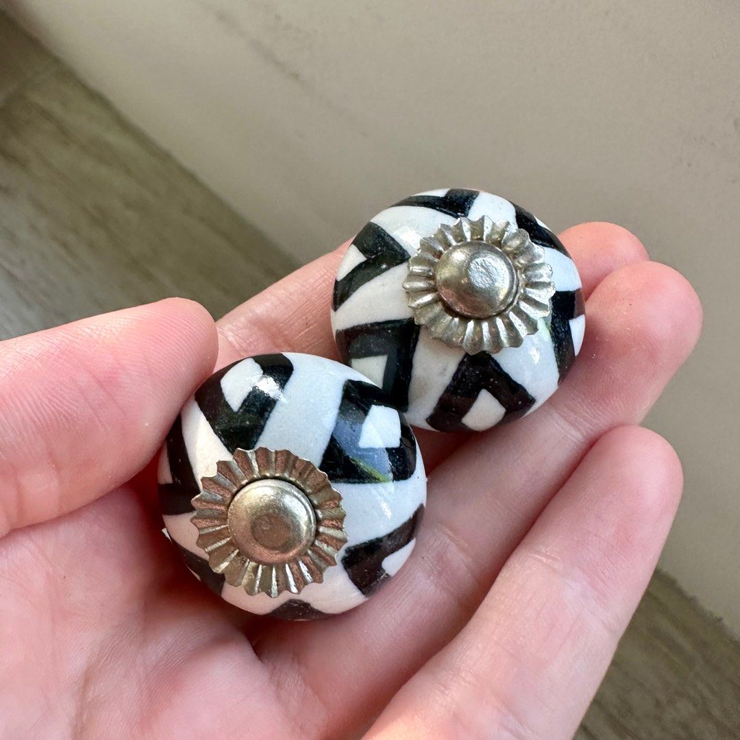 Hock Siong Moroccan knobs (Category: Other Home Furniture) located in Singapore. Submitted by tofupet (Listing ID 1317775121, Image 3). Description: 3cm, $5 for each pair. Retails at $6.50 for one knob. You’ll want to get your own nuts & bolts :) Top up for Qexpress or Smartpac (not liable for any damages during delivery).
