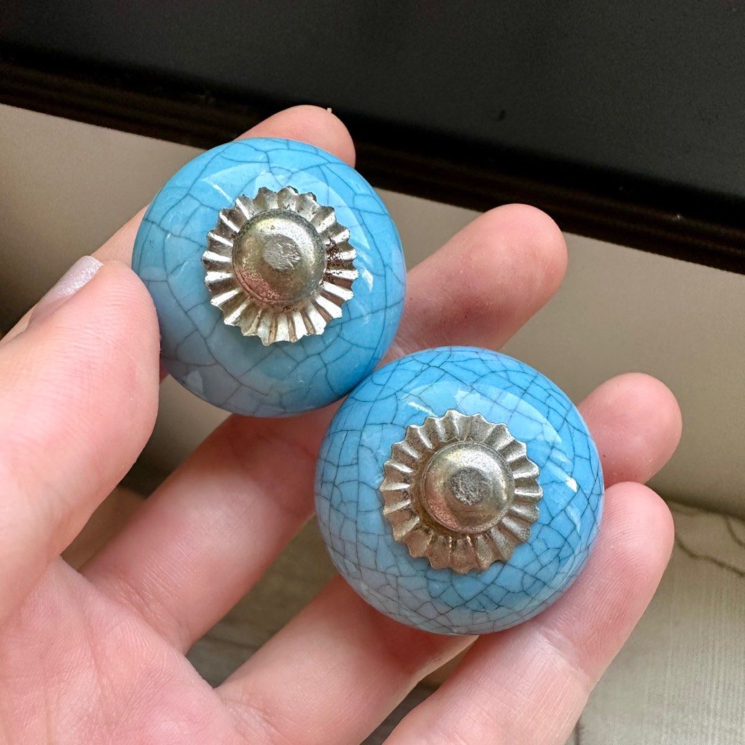 Hock Siong Moroccan knobs (Category: Other Home Furniture) located in Singapore. Submitted by tofupet (Listing ID 1317775121, Image 2). Description: 3cm, $5 for each pair. Retails at $6.50 for one knob. You’ll want to get your own nuts & bolts :) Top up for Qexpress or Smartpac (not liable for any damages during delivery).