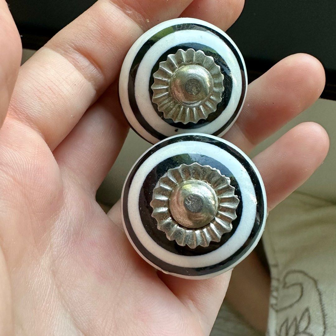 Hock Siong Moroccan knobs (Category: Other Home Furniture) located in Singapore. Submitted by tofupet (Listing ID 1317775121, Image 1). Description: 3cm, $5 for each pair. Retails at $6.50 for one knob. You’ll want to get your own nuts & bolts :) Top up for Qexpress or Smartpac (not liable for any damages during delivery).