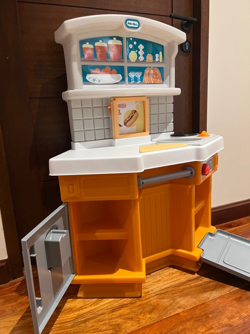 LITTLE TIKES KITCHEN SET (Category: Infant Playtime) located in Pasig City. Submitted by tdy619 (Listing ID 1317800483, Image 3). Description: Little Tikes like new, home grown kitchen set with modern look pretend play with endless role play fun features real cooking sounds and clicking knobs, doors that open and close and plenty of storage for kitchen accessories.