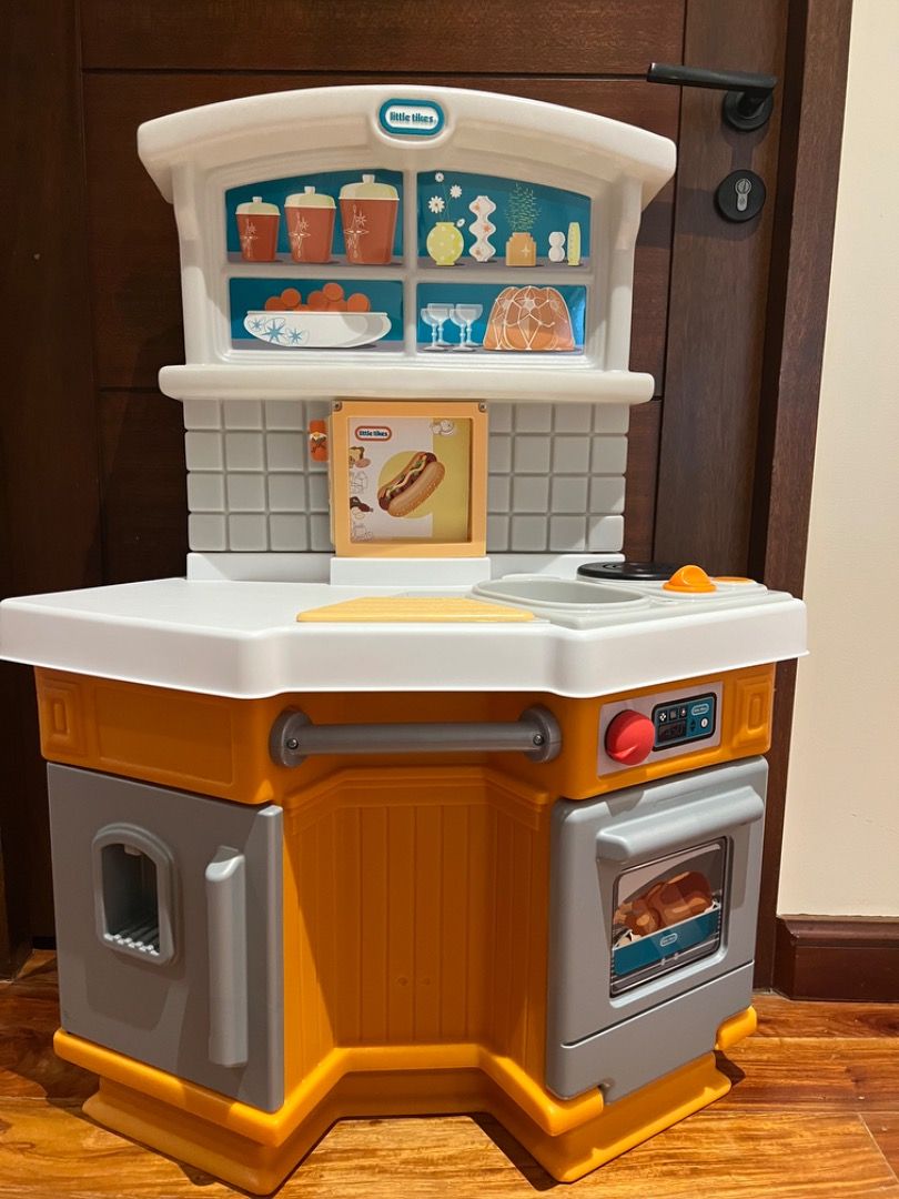 LITTLE TIKES KITCHEN SET (Category: Infant Playtime) located in Pasig City. Submitted by tdy619 (Listing ID 1317800483, Image 2). Description: Little Tikes like new, home grown kitchen set with modern look pretend play with endless role play fun features real cooking sounds and clicking knobs, doors that open and close and plenty of storage for kitchen accessories.
