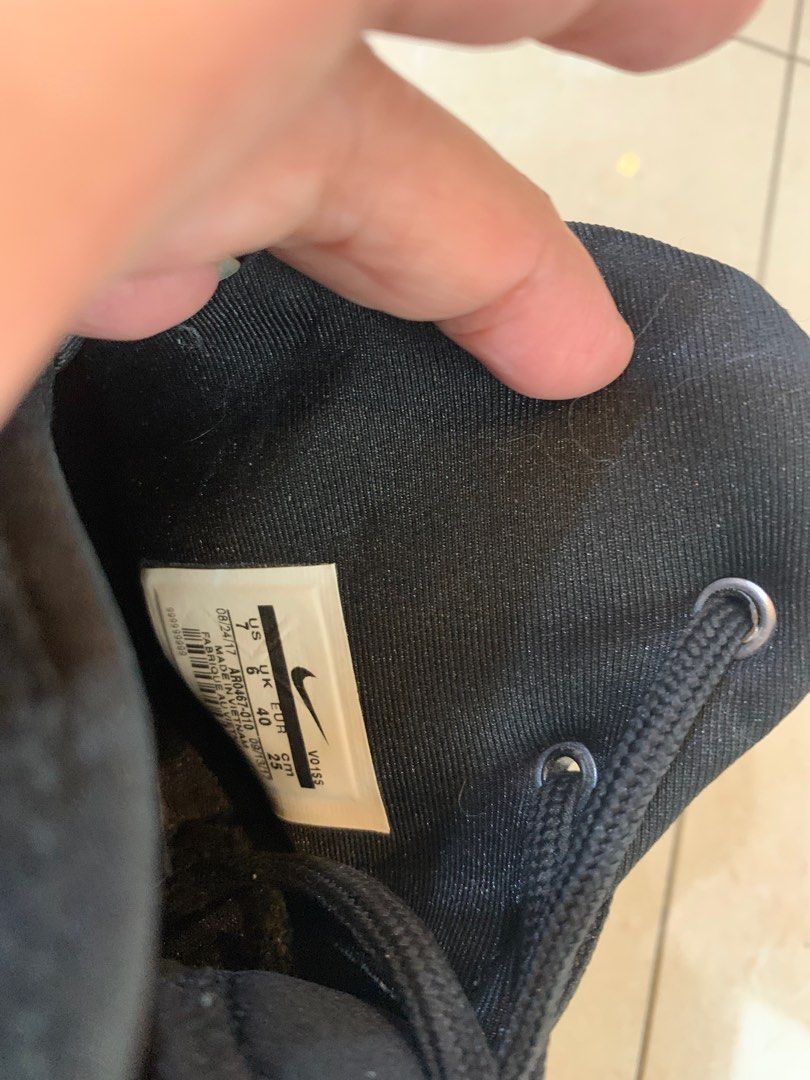 Men’s/Kids sneakers (Category: Sneakers) located in Quezon City. Submitted by ron_s (Listing ID 1317778311, Image 2). Description: Decluttering items D na kasya ng kid ko Last price No lowballers po I always make sure na affordable items I post :).