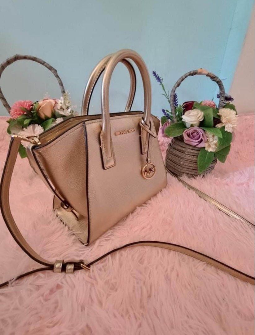 Micheal Kors (Category: Luxury Bags & Wallets) located in Cagayan de Oro. Submitted by shopee_holic (Listing ID 1317829428, Image 2). Description: Original Pre-owned Signs of use only, no flaws.