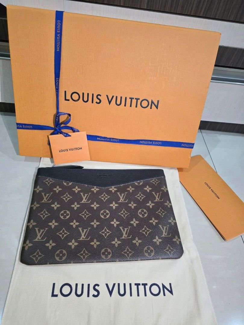 M62937 daily pouch shop